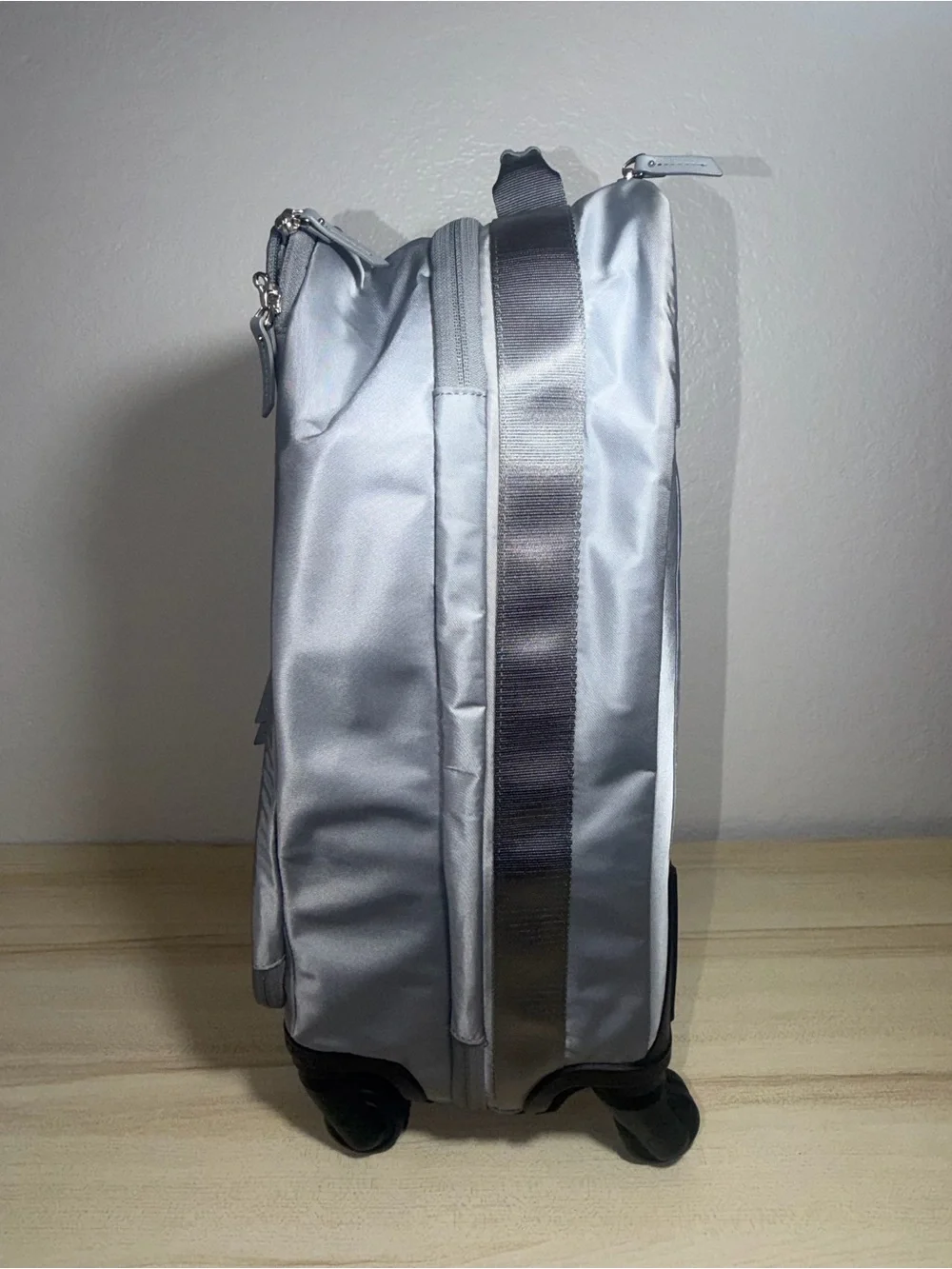 TUMI Voyageur Leger International Expandable 4 Wheel Carry On Suitcase Grey 22